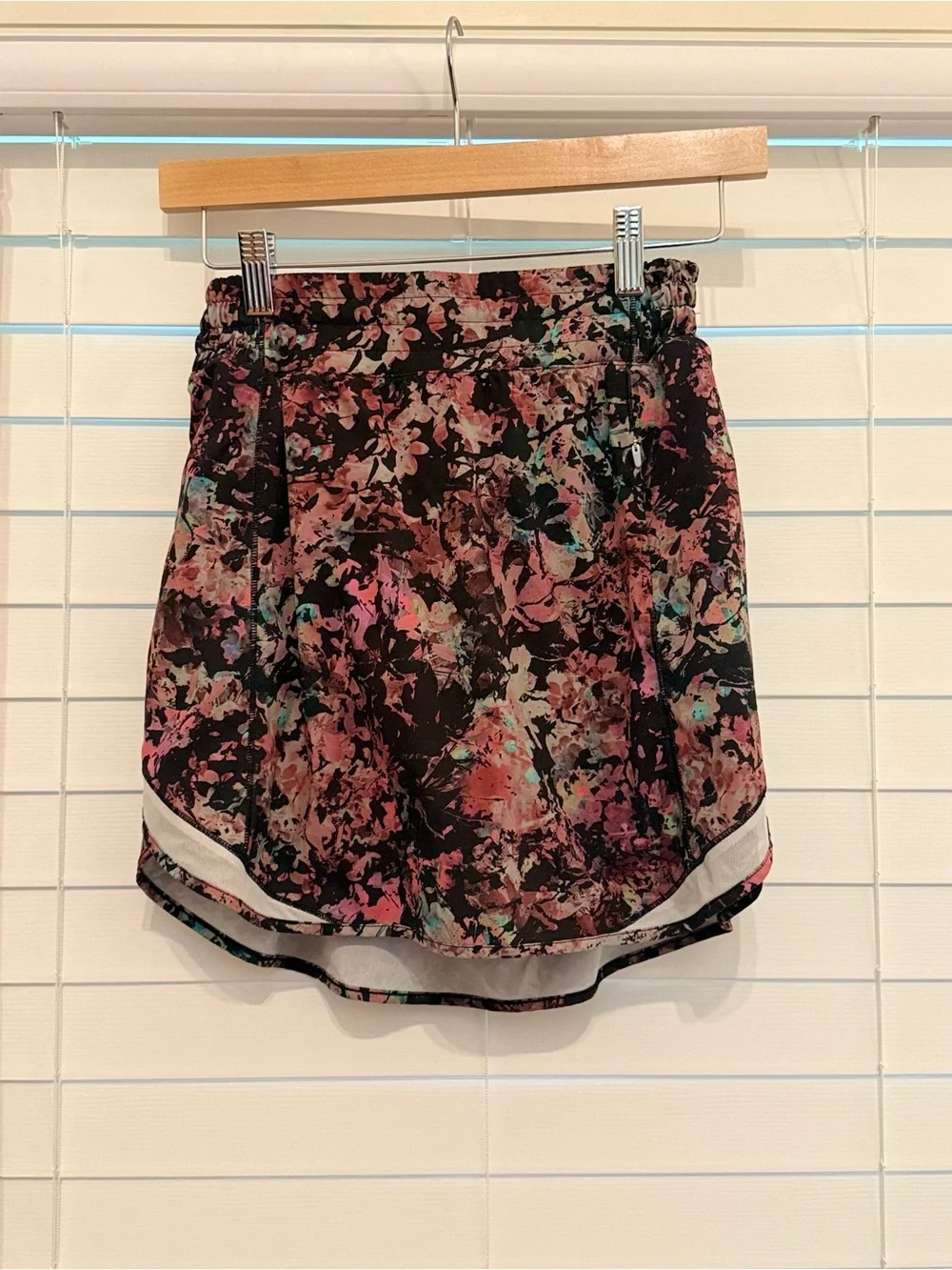Lululemon Hotty Hot high-rise skirt / skort - Size: 4 - Stencil Blossom